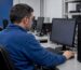 El administrador inspecciona una estación de trabajo de la empresa