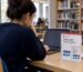 Estudiante compara las opciones de Office en la biblioteca